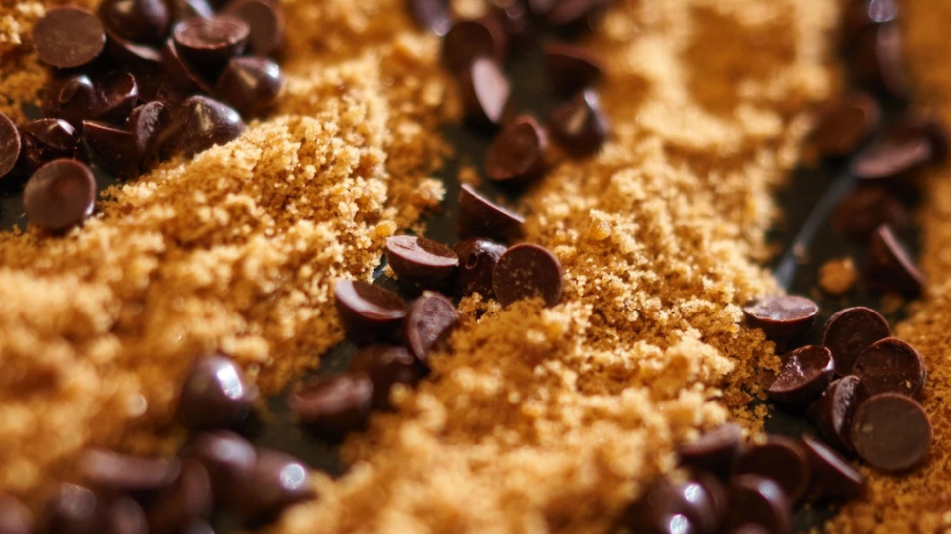 Proceso de elaboración de chocolate sin azúcar en planta de manufactura, mostrando equipos de templado y control de viscosidad utilizados para mantener sabor y textura en formulaciones sugar-free.